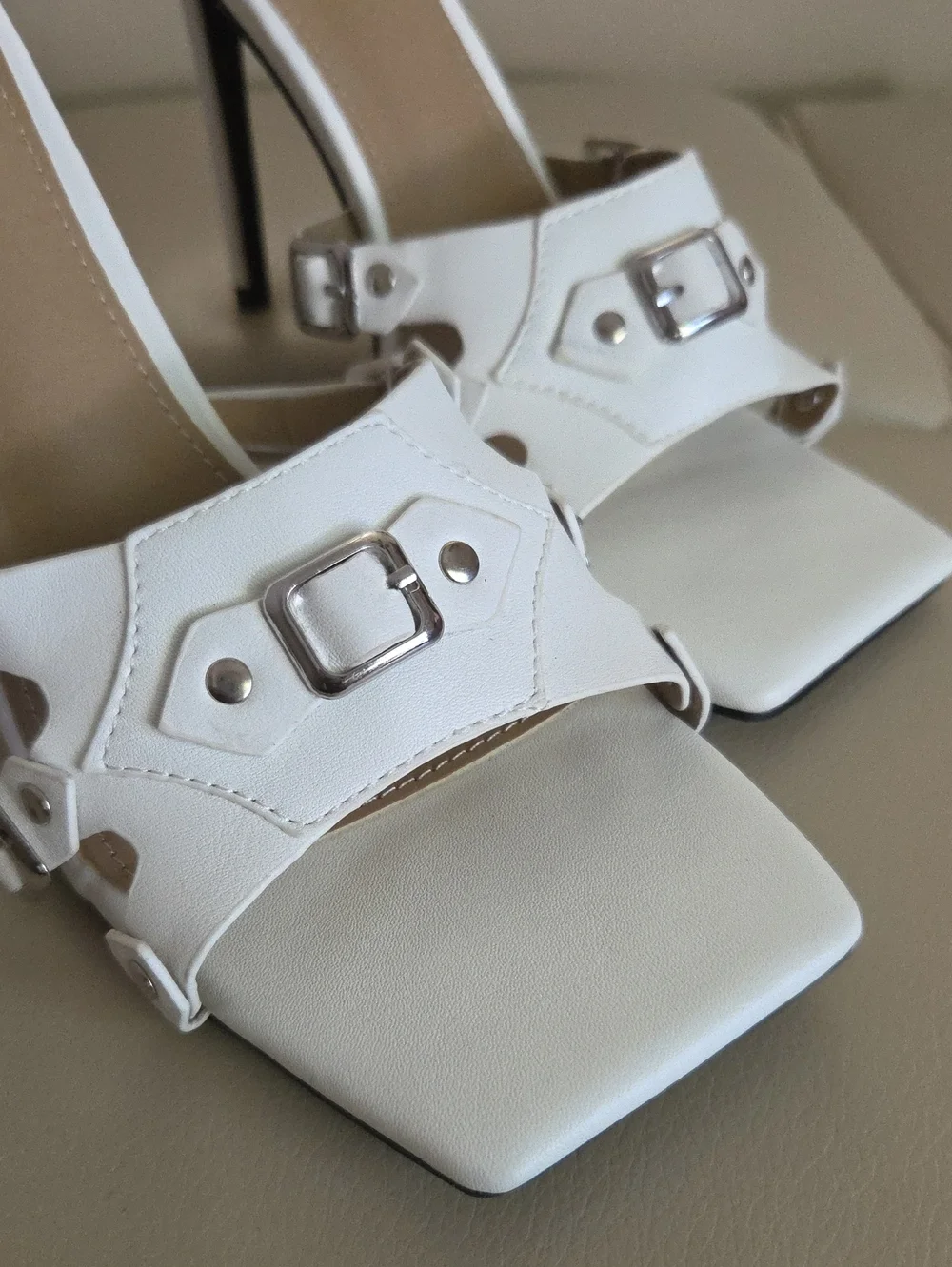 SHEIN White Stiletto Heel Sandals w/ Buckle Detail Size 8.5